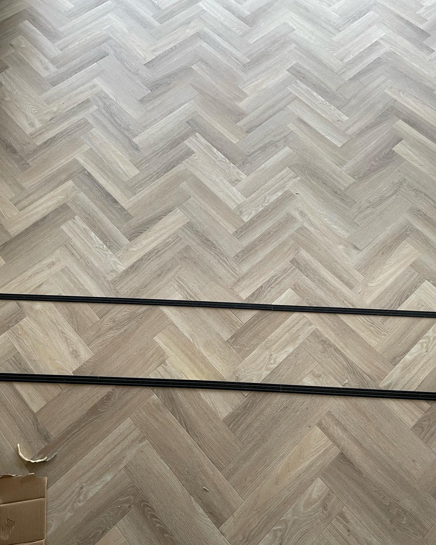 Visgraat installatie met precisiewerk