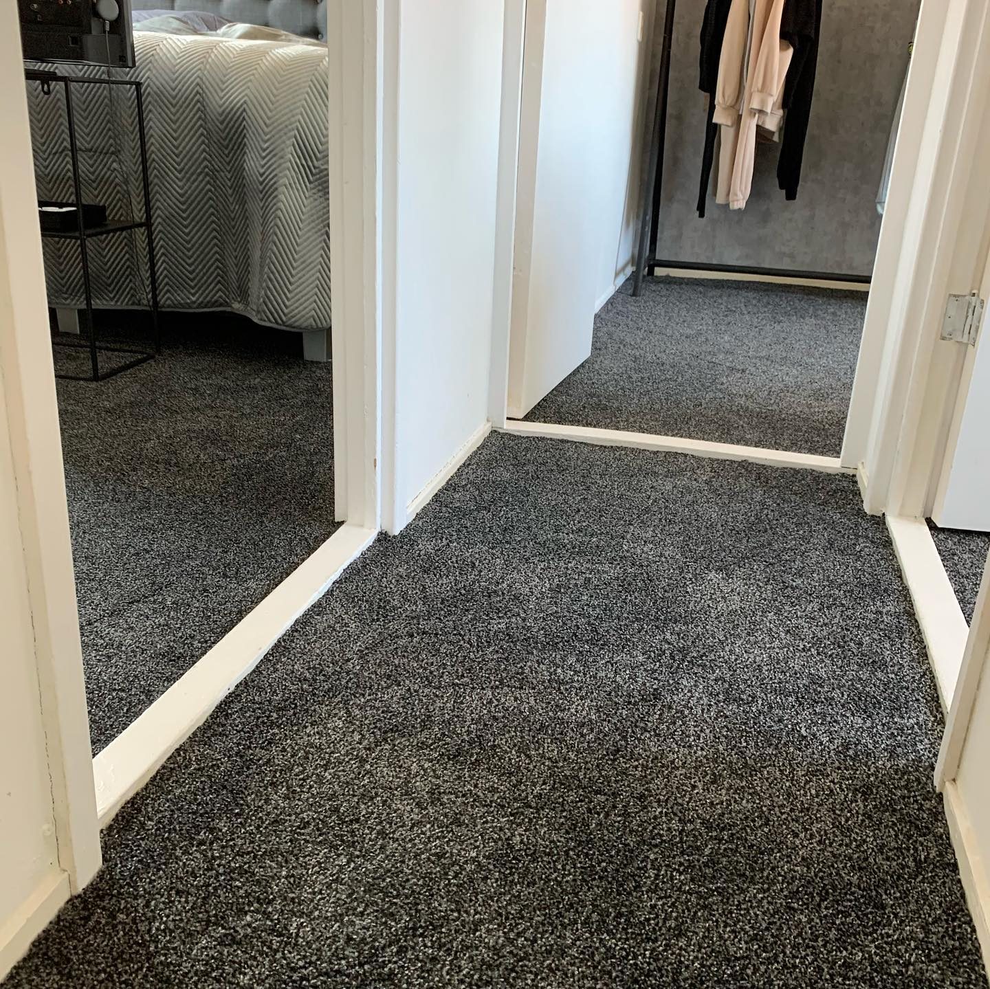 Antraciet tapijt in hal en slaapkamer
