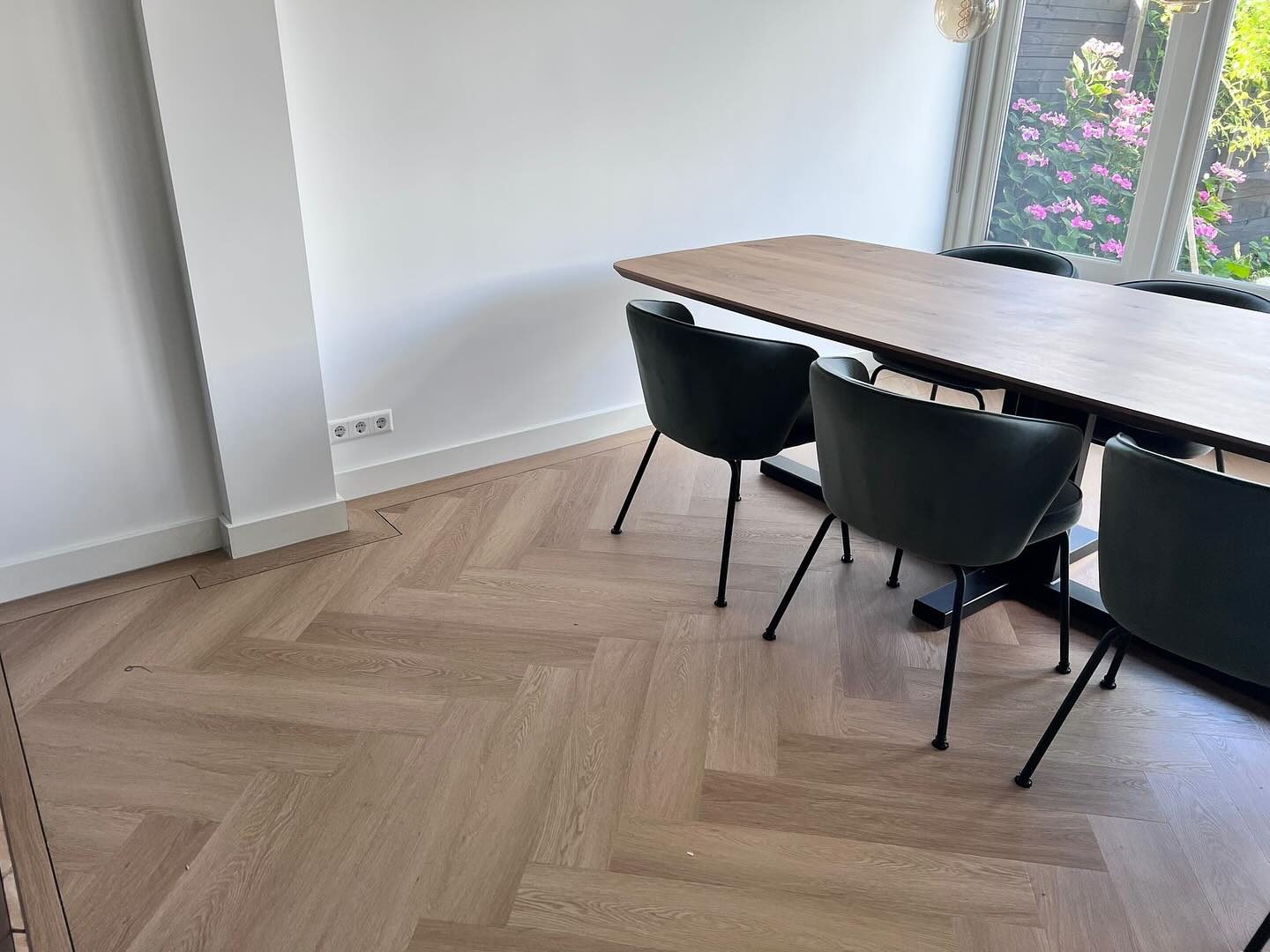 Visgraatvloer gelegd door Romboutstoffering