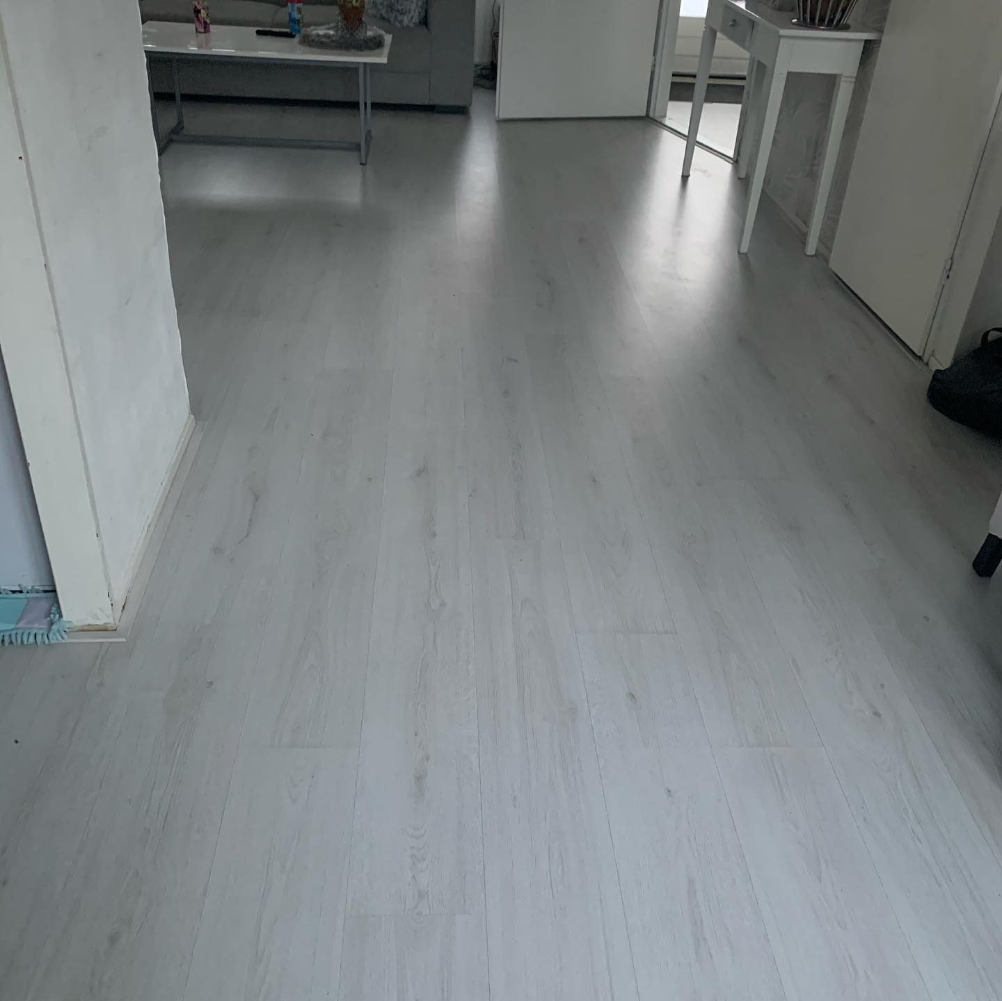 Lichte laminaatvloer in een moderne woning door Romboutstoffering